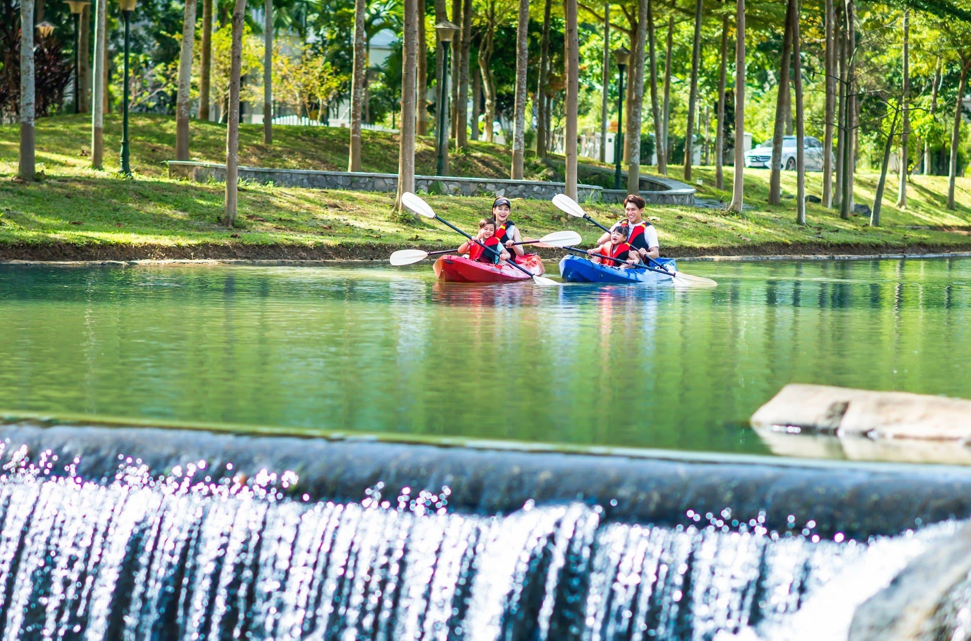 Chèo thuyền kayak tại suối trong khu .jpg