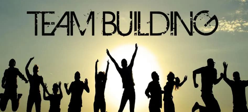 team-building-silhouettes-sunset-banner.webp